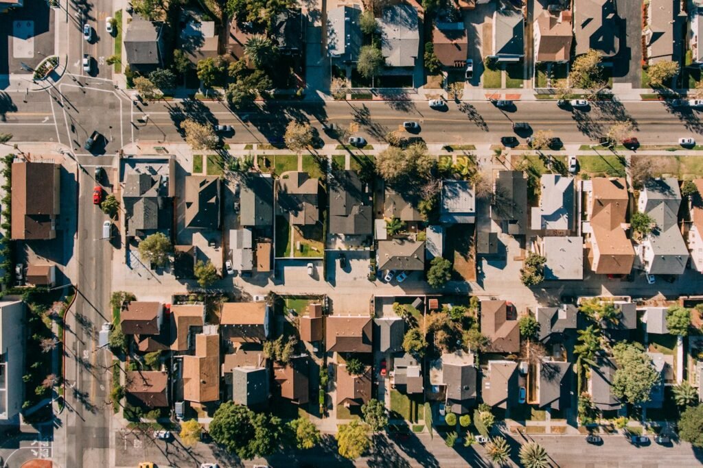 Vista aérea de um bairro residencial com casas e ruas