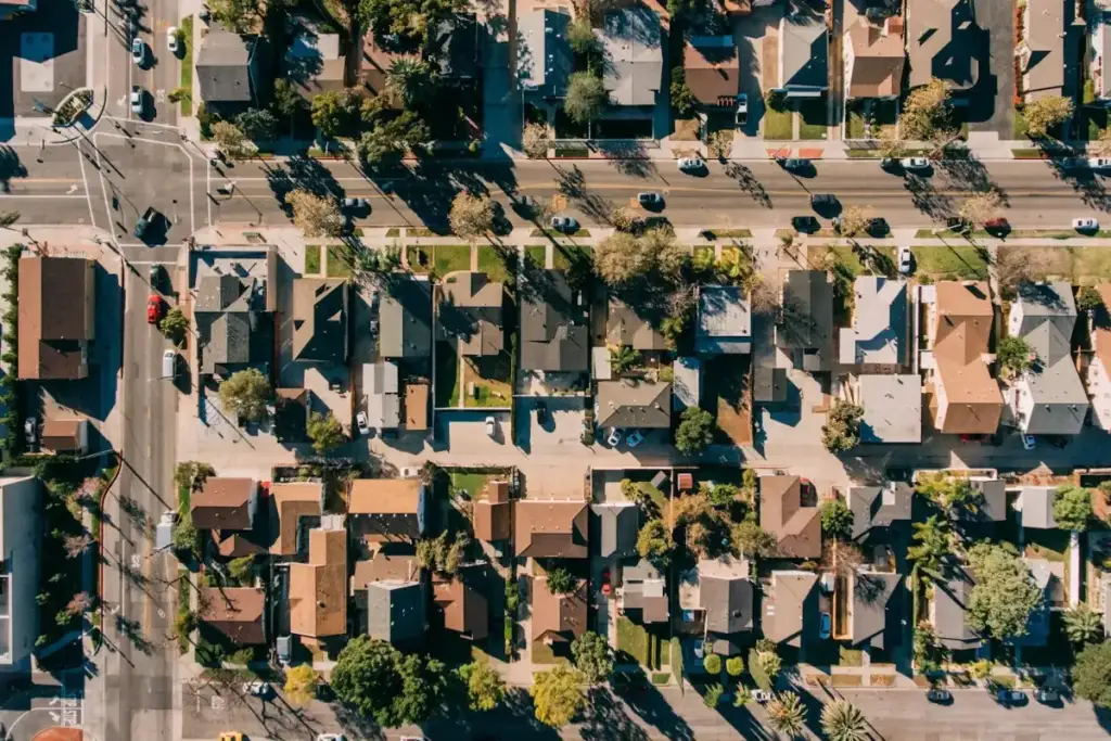 Vista aérea de um bairro residencial com casas e ruas