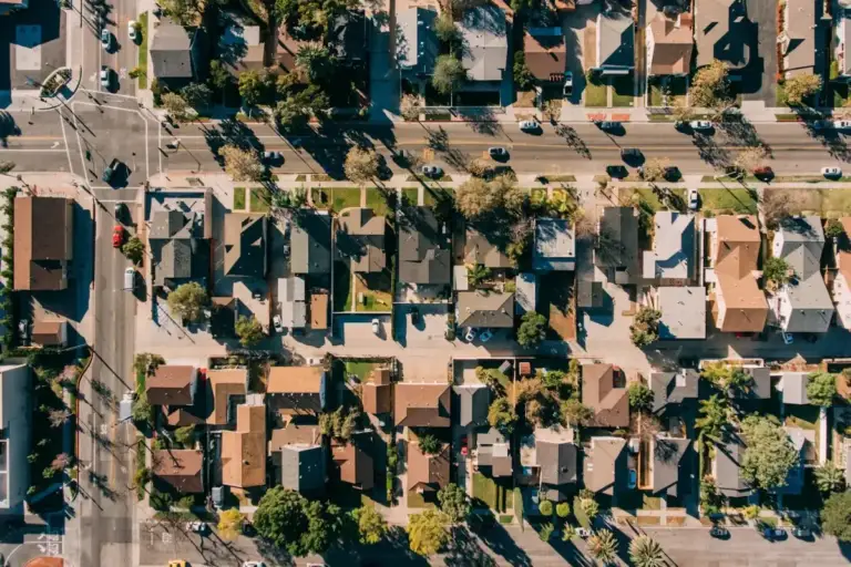 Vista aérea de um bairro residencial com casas e ruas
