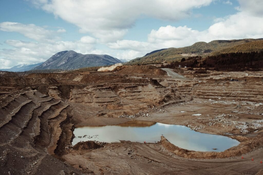 Vista aérea de uma cava de mineração a céu aberto com lago